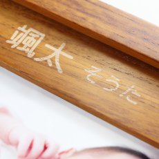 画像6: 退職祝い 還暦祝い 名入れ フォトフレーム ハッピーフレーム 【 中枠彫刻 】3枚タイプ(ブラウン)フォトフレーム【 誕生日 ベビーメモリアル 出産祝い 結婚祝い 】（ギフト 贈答 プレゼント）【 名前入り 】  最短 即日発送 男性 女性 子供 令和 (6)